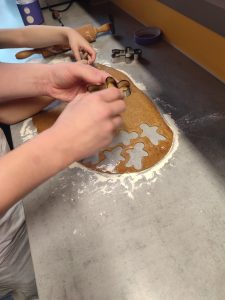 Teig wird mit Form "Figur" ausgestochen.