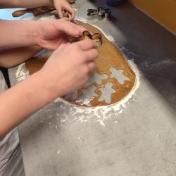 Teig wird mit Form "Figur" ausgestochen.