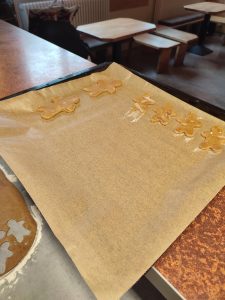 Die Teig-Figuren werden auf das Backblech ausgelegt.