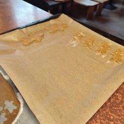 Die Teig-Figuren werden auf das Backblech ausgelegt.