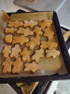 Viele Teig-Figuren füllen das Backblech.