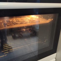 Teig-Figuren im Backofen