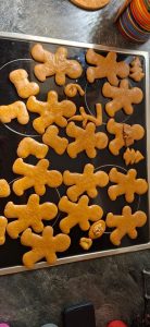 Teiog-Figuren sind fertig gebacken und liegen zum Abkühlen an der Luft.