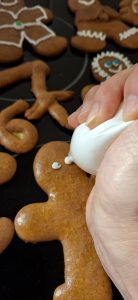 Die Teig-Figuren werden dekorriert. Sie bekommen Augen, Mund und Kleidung.