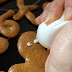 Die Teig-Figuren werden dekorriert. Sie bekommen Augen, Mund und Kleidung.