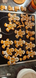 Verzierte Teig-Figuren manche mit einem freundlichen und manche mit einem traurigen Gesicht.